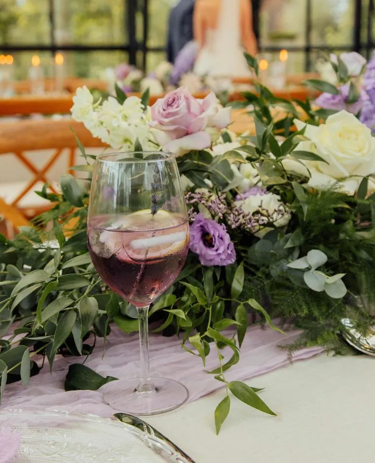 Brautstrauß aus zarten Fliederblüten auf altem Holztisch