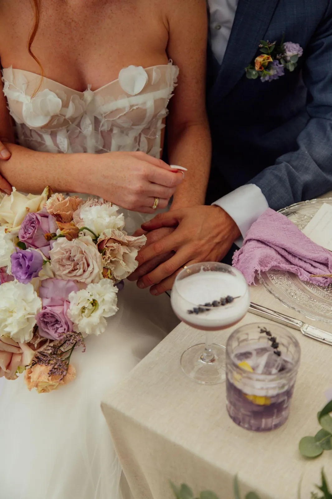 Detailaufnahme von Händen, Ringen und Brautstrauß