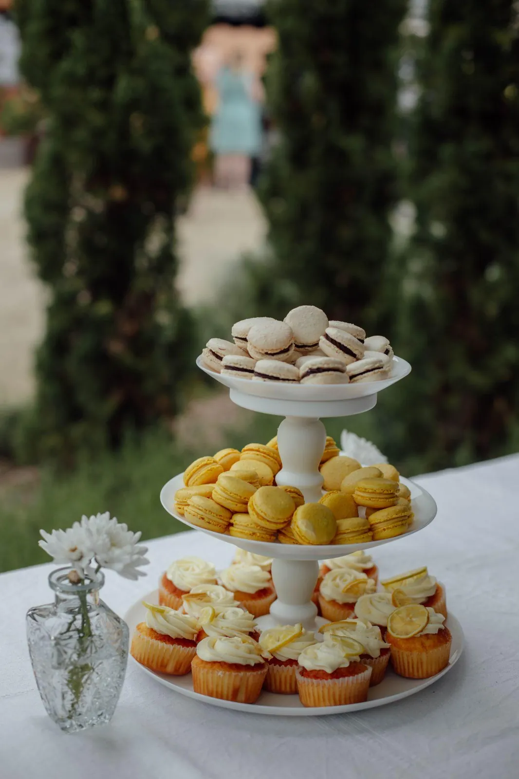 Etagere mit Macarons und Cupcakes zur Hochzeitsfeier