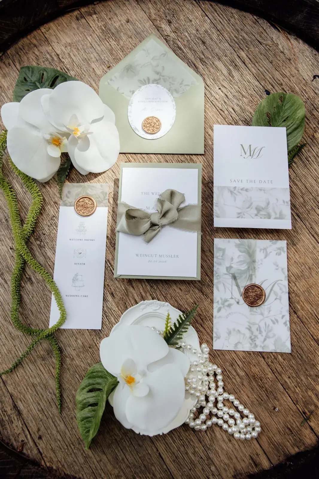Hochzeitspapeterie in Salbeigrün mit Orchideen und Perlen