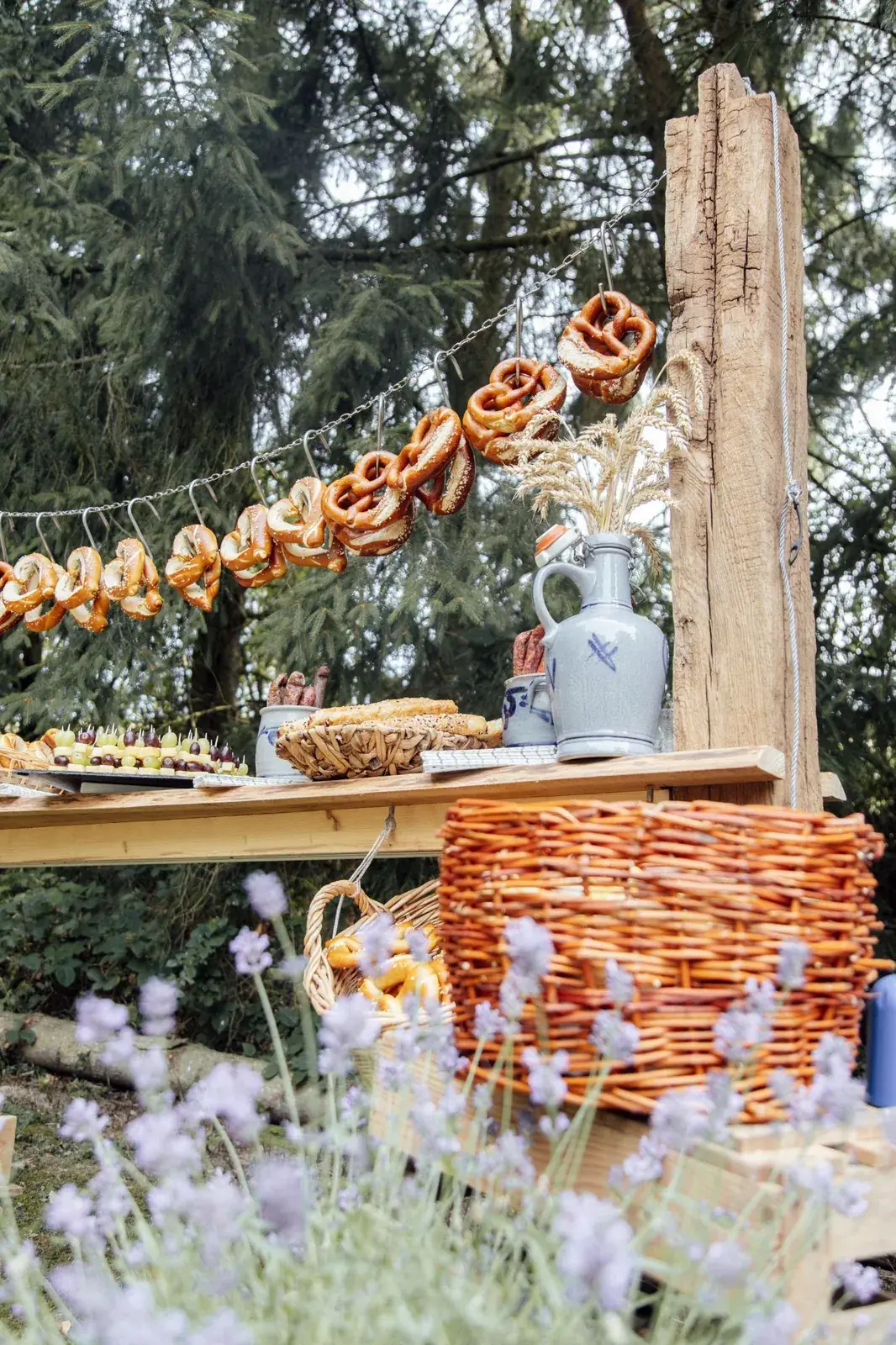 Rustikaler Snacktisch mit Brezeln, Lavendel und Antipasti
